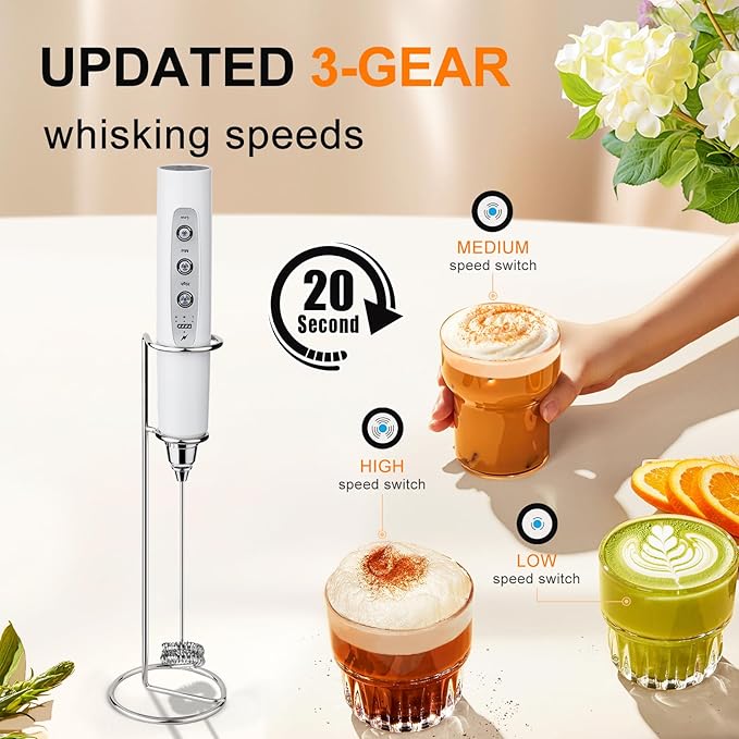 YUSWKO White Handheld Milk Frother Wand with Stand for Coffee, Rechargeable Electric Whisk with 3 Heads 3 Speeds Drink Mixer Coffee Frother For Latte, Cappuccino, Hot Chocolate, Egg